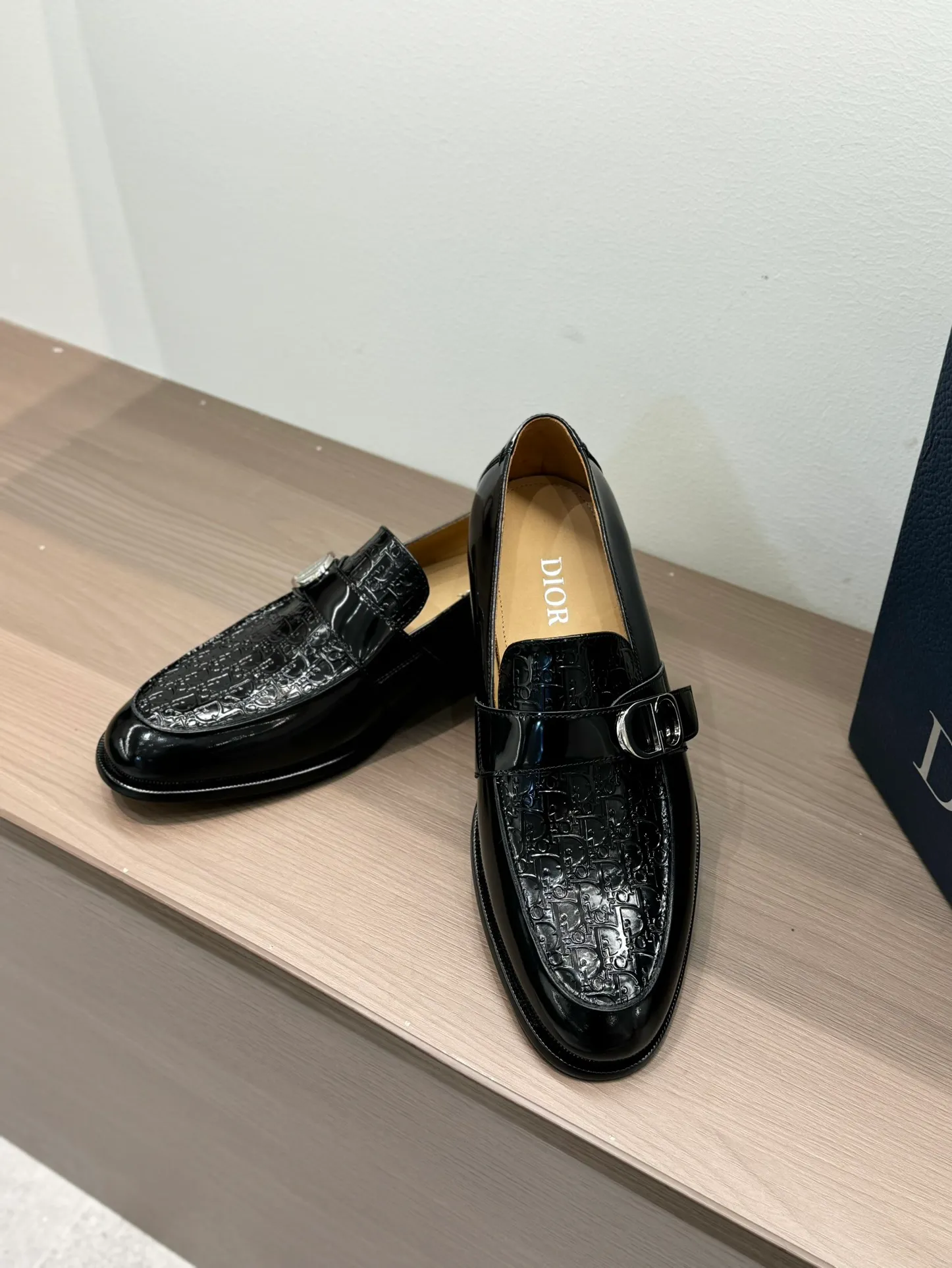 [Dior Dior] Top P: 960💰 Standard code 39-44 (38.45.46 custom-made, non-refundable and non-exchangeable) Dior Dior's latest high-end men's boutique casual leather shoes, the upper is carefully made of black cowhide/open-edge beaded leather/high-mercerized frosted cowhide, the classic silhouette shows elegance, and the upper strap is matched with a metal-coated CD Icon decorative buckle to enhance the style. Comfortable and lightweight, the Italian leather sole features anti-slip rubber inserts. The Blake structured leather sole with anti-slip details showcases Dio*'s exceptional craftsmanship. Elegant and refined, it can be matched with all kinds of suits.